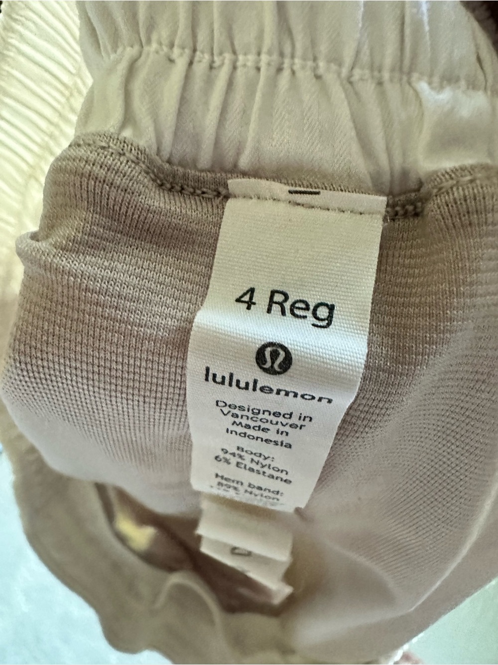 Lululemon shorts- Wht Sz4 - Picture 5 of 5